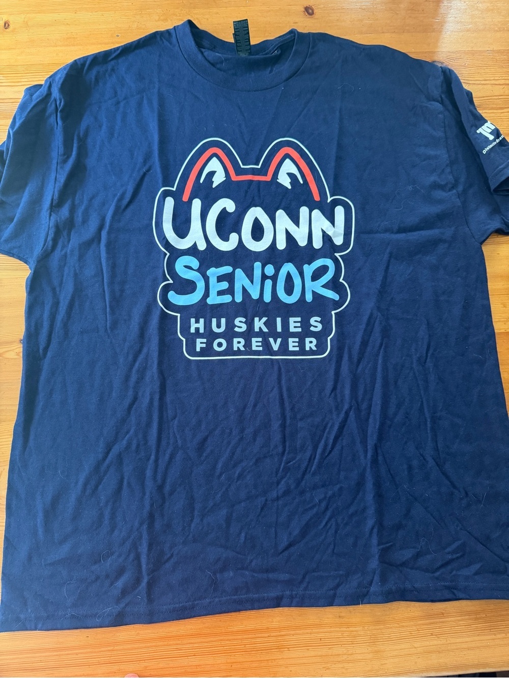 Giland UConn seniors Huskies Forever T-shirt XL